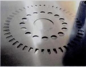 圖1 電機(jī)模具沒(méi)取出,二次沖裁造成啃刀